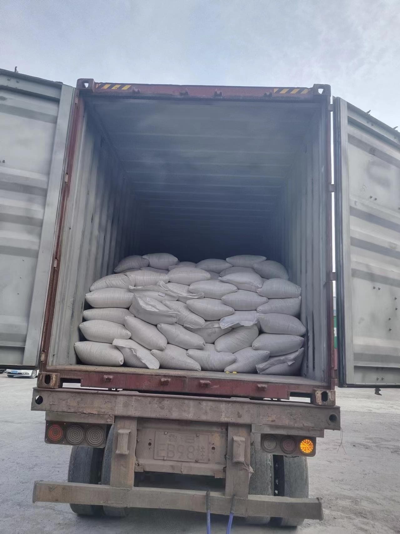 马达加斯加花生进口装柜现场,袋装花生装入集装箱